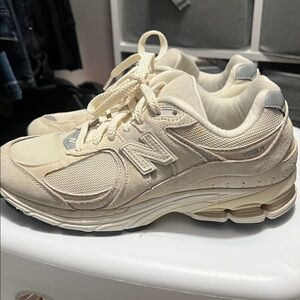 New Balance Women's Cream/Light Gray Classic Walking Sneakers